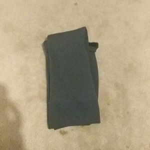 Grey leggings.